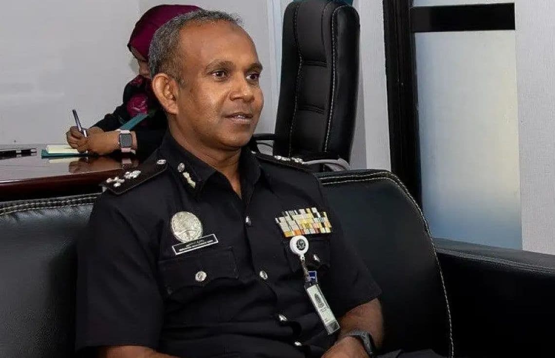 ކުރީގެ ޑެޕިއުޓީ ކޮމިޝަނަރު އޮފް ޕްރިޒަންސް އިބްރާހިމް މުހައްމަދުދީދީ - އޭނާ ރިޓަޔާ ކުރެއްވީ މިދިޔަ އަހަރުގެ ނޮވެމްބަރު 26 ގަ.