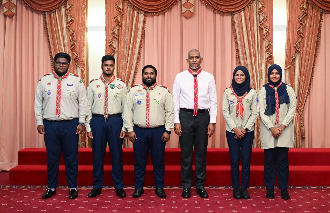 2025 ވަނަ އަހަރު ބޭއްވި ޗީފް ސްކައުޓަށް ވޯލްޑް ސްކައުޓް ބެޖް ހަވާލުކުރެއްވުމާއި، 'ރައީސުލްޖުމްހޫރިއްޔާގެ ސްކައުޓް' އެވޯޑް ދެއްވުމުގެ ރަސްމިއްޔާތުގެ ތެރެއިން. / ފޮޓޯ: ރައީސް އޮފީސް