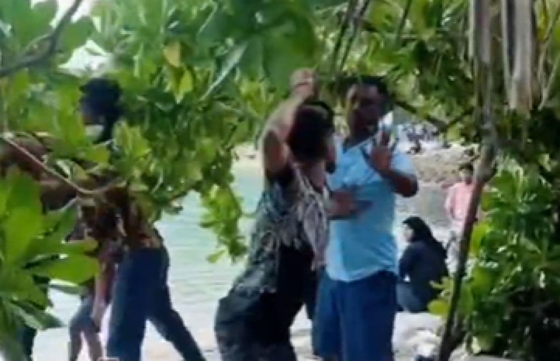 ބިދޭސީން މާރާމާރީ ހިންގާ މަންޒަރު ފެންނަ ފުޓޭޖުގެ ސްކްރީންޝޮޓެއް---