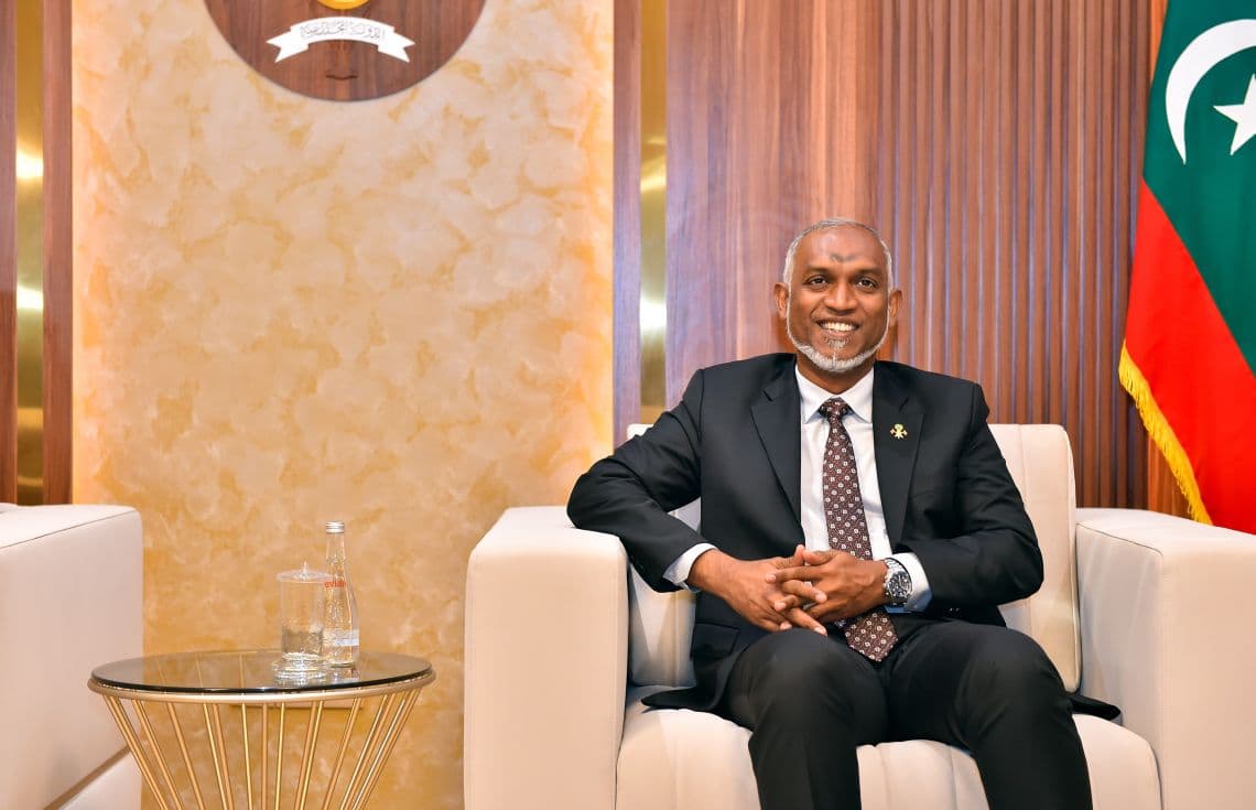 ރައީސް މީގެ ކުރިން ކުރެއްވި ދަތުރުފުޅެއްގެ ކުރިން ވެލާނާ އެއާޕޯޓުގައި. / ފޮޓޯ: ރަައީސް އޮފީސް