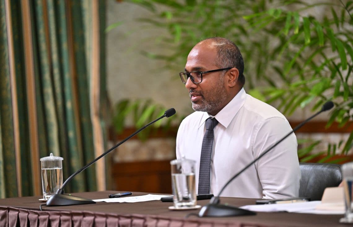 މިއަދު ރައީސް އޮފީހުގައި ބޭއްވި ޕްރެސް ކޮންފަރެންސުގައި ހޯމް މިނިސްޓަރު އަލީ އިހުސާން. / ފޮޓޯ: ރައީސް އޮފީސް