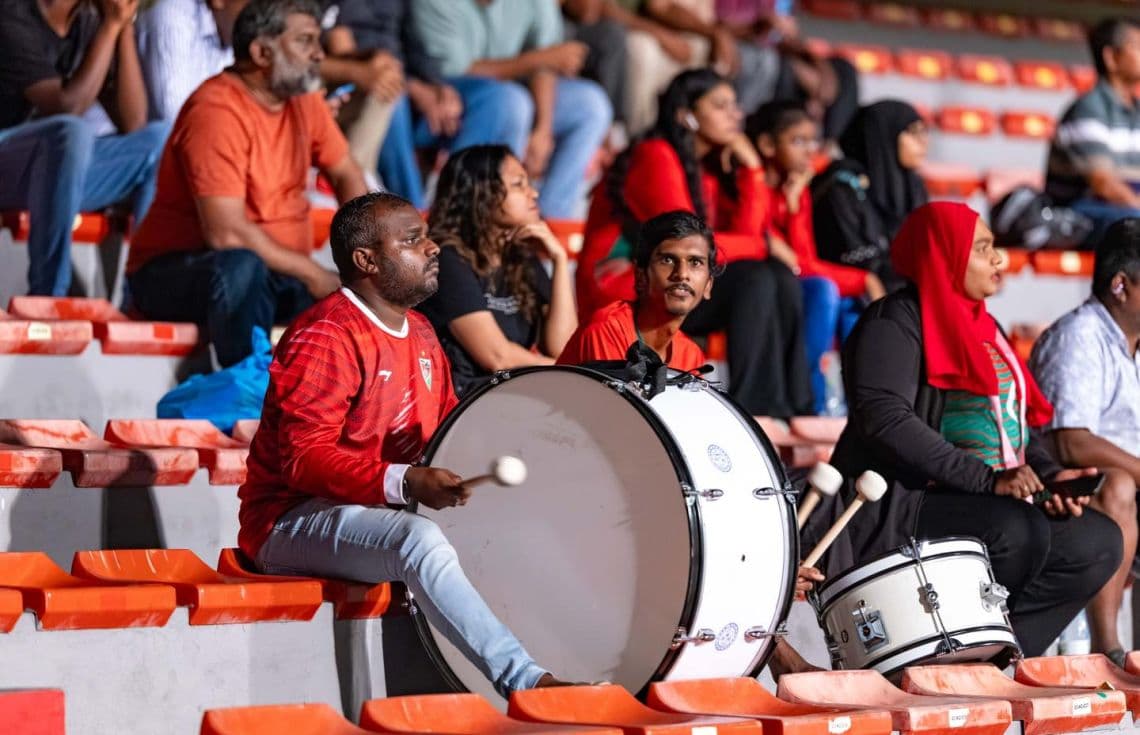 ގައުމީ ފުޓްބޯޅަ ޓީމަށް ހިތްވަރުދިނުމުގެ ގޮތުން ސަޕޯޓަރުން ގަލޮޅު ދަނޑުގައި---