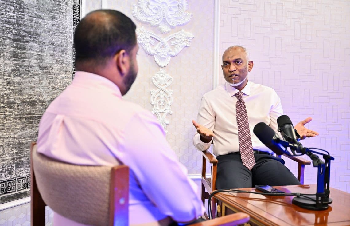 ރައީސް ޑރ. މުއިއްޒު އަދި ސްޕޯކްސްޕާސަން މުހައްދު ޝަރީފު ޕޮޑްކާސްޓުގައި. / ފޮޓޯ: ރައީސް އޮފީސް