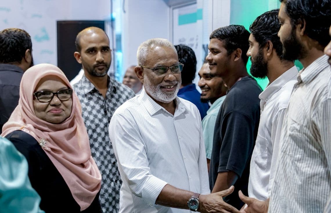 ޕީއެންސީގެ ޗެއާޕާސަން ޒުވާނުންތަކާ ސަލާމްކުރައްވަނީ---