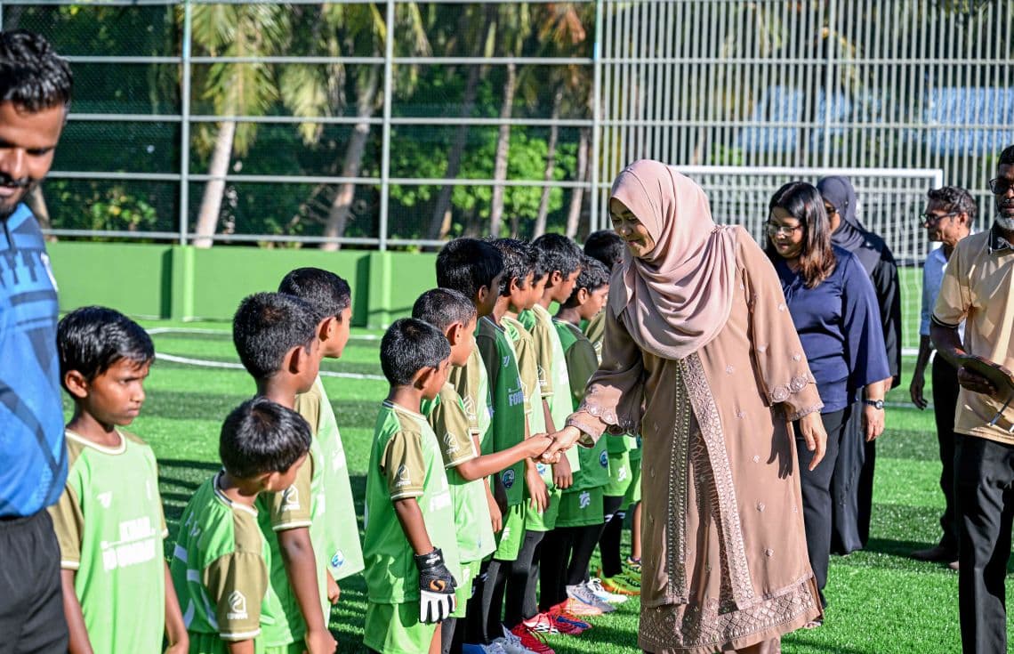 އެކުވެރިކަމުގެ މެޗު މެޑަމް ސާޖިދާ ޝަރަފުވެރިކޮށްދެއްވަނީ. / ފޮޓޯ: ރައީސް އޮފީސް