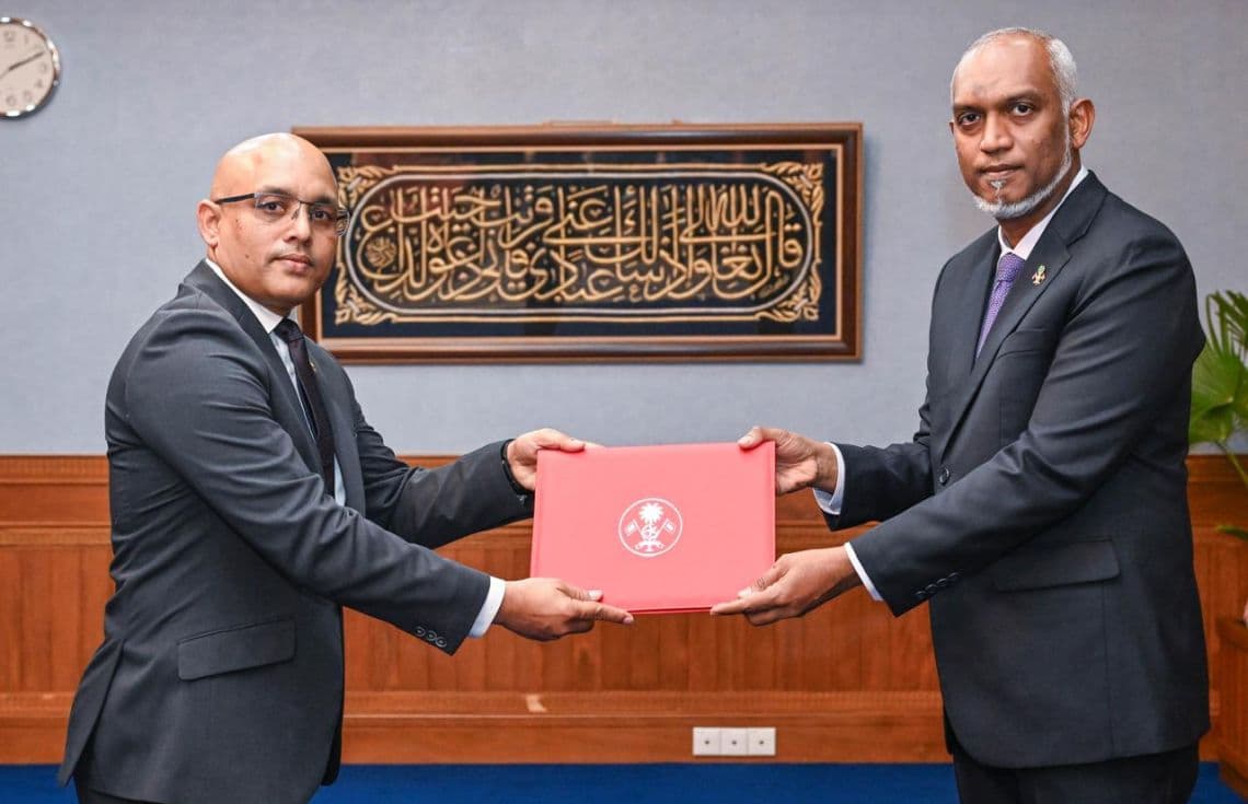 ހަސަން ޒަރީރަށް މަގާމުގެ ފަތްކޮޅު އެރުވުން. / ފޮޓޯ: ރައީސް އޮފީސް