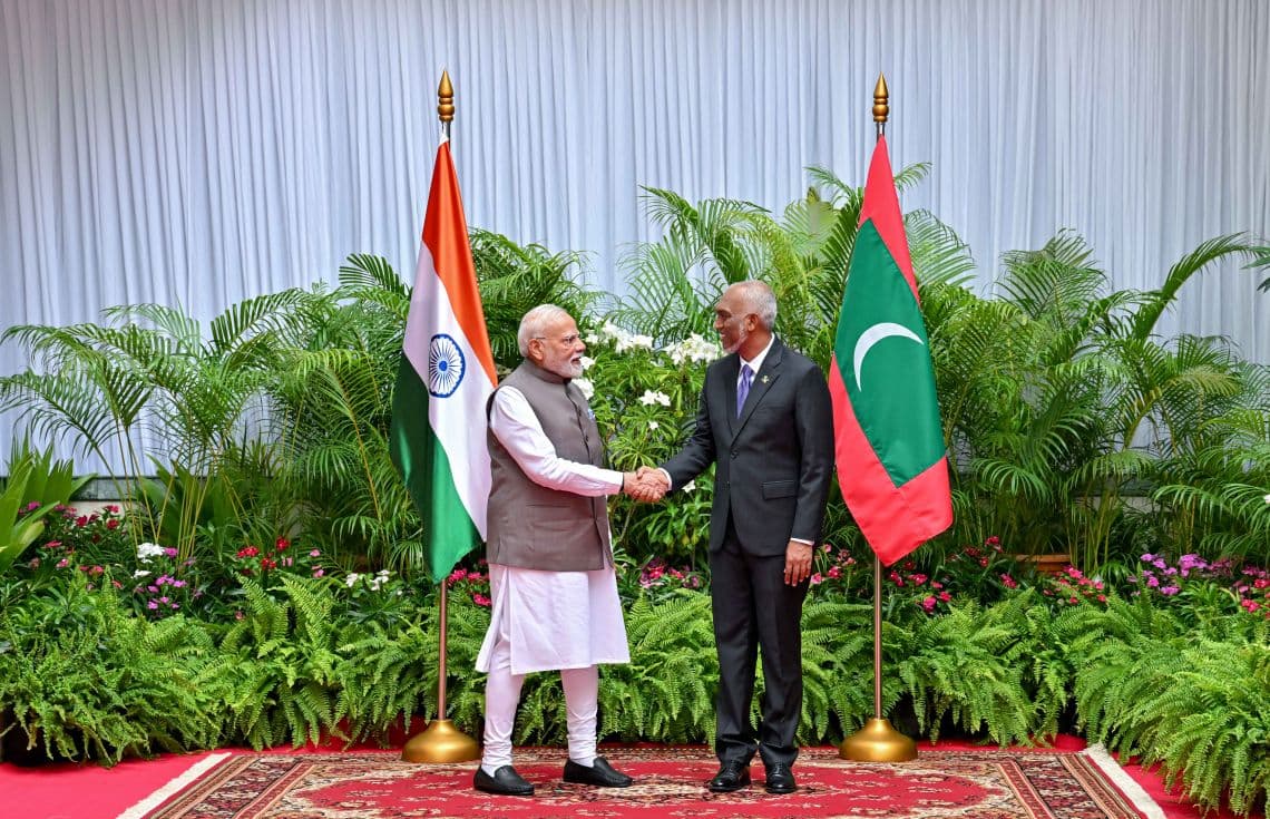 ރައީސް ޑރ. މުއިއްޒު، އިންޑިއާގެ ބޮޑުވަޒީރު މޯދީއާ ސަލާމްކުރައްވަނީ. / ފޮޓޯ: ރައީސް އޮފީސް