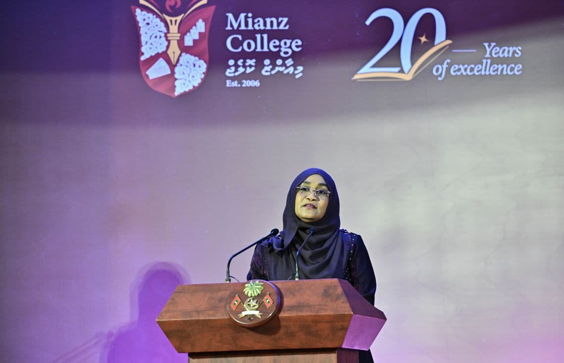 ރައީސުލްޖުމްހޫރިއްޔާގެ އަނބިކަނބަލުން ސާޖިދާ މުޙައްމަދު، މިއާންޒް ކޮލެޖަށް 20 އަހަރު ފުރުން ފާހަގަކުރުމަށް ބޭއްވި ރަސްމިއްޔާތު ޝަރަފުވެރިކޮށްދެއްވުން.