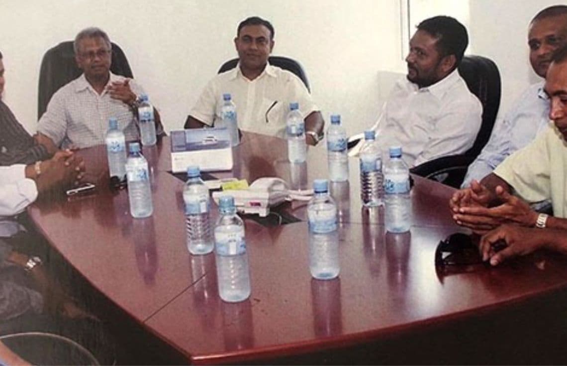 ލިވްއަބޯޑް އެސޯސިއޭޝަން އޮފް މޯލްޑިވްސް" ގެ ބައްދަލުވުމުގައި ފައްޔާޒް (ކ) - ނަން ރީބްރޭންޑްކޮށް ގައުމީ ދަރަޖަ ދިނީ ފައްޔާޒުގެ އިކޮނޮމިކް މިނިސްޓަރުކަމުގެ ދުވަސްވަރު.