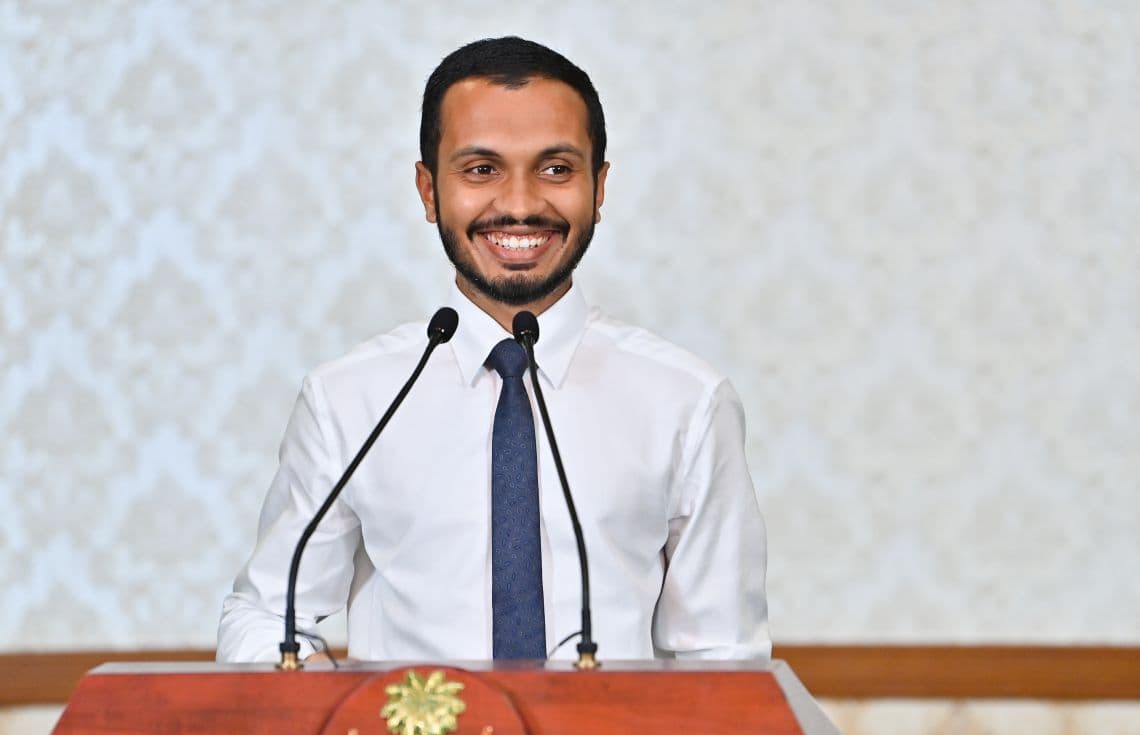 ރައީސް ޑރ. މުއިއްޒުގެ ވެރިކަމުގައި ރައީސް އޮފީހުން ބޭއްވި އެންމެ ފުރަތަމަ ނޫސްވެރިންގެ ބައްދަލުވުމުގައި ފިރުޒުލް ބައިވެރިވެވަޑައިގަންނަވަނީ. / ފޮޓޯ: ރައީސް އޮފީސް