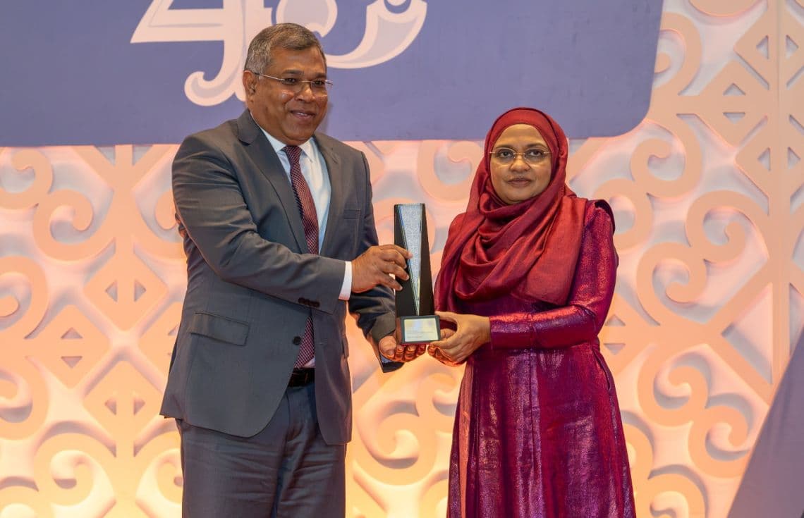 ބީއެމްއެލްގެ ފަރާތުން މި އެވޯޑާ ހަވާލުވެވަޑައިގަތީ އެ ބޭންކުގެ ސީއީއޯ މުހައްމަދު ޝަރީފް. / ފޮޓޯ: އެމްއެމްއޭ