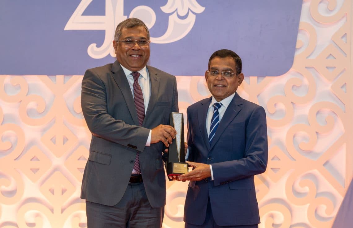 ބީއެމްއެލްގެ ފަރާތުން މި އެވޯޑާ ހަވާލުވެވަޑައިގަތީ އެ ބޭންކުގެ ސީއީއޯ މުހައްމަދު ޝަރީފް---