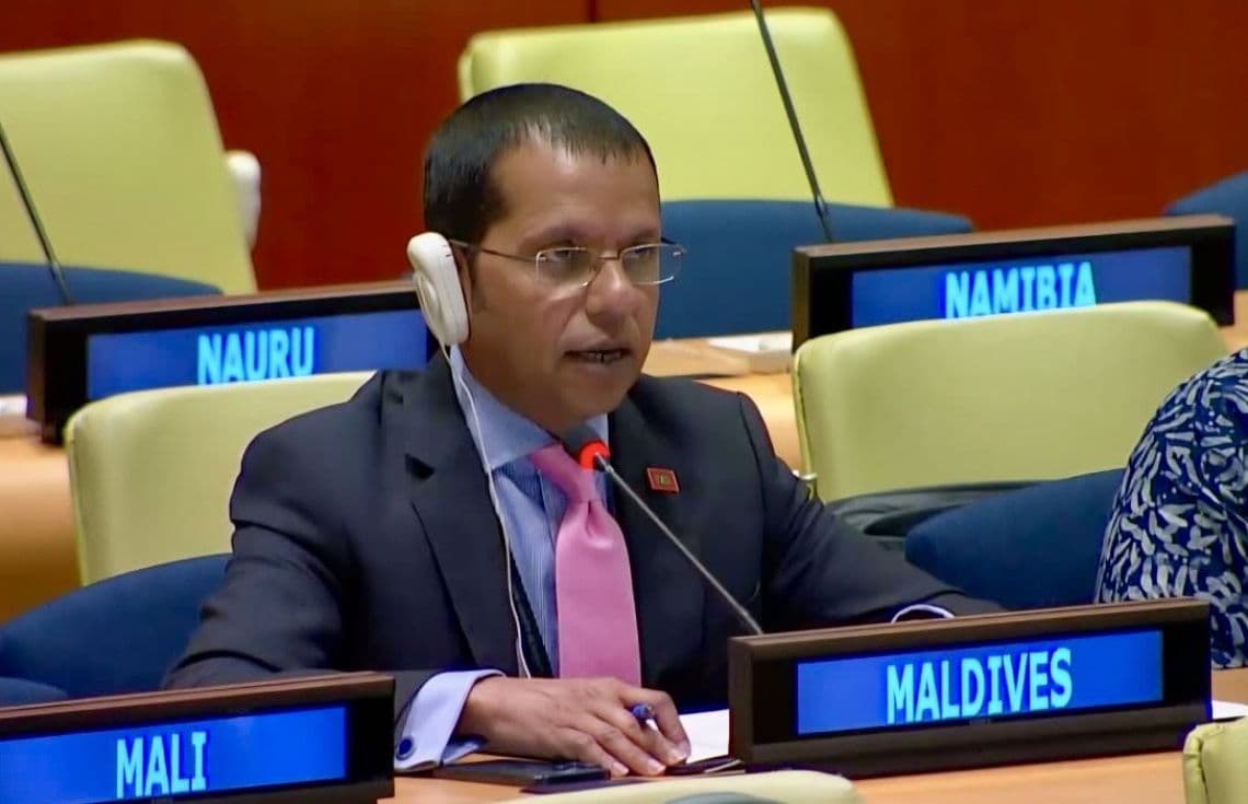 'އަންރުވާ ޕްލެޖިންގް ކޮންފަރެންސް' ގައި ދިވެހިރާއްޖެއިން އދ. އަށް ކަނޑައަޅުއްވާފައި ހުންނަވާ ދާއިމީ މަންދޫބު ޑރ. އަލީ ނަސީރު މުހައްމަދު ވާހަކަ ދައްކަވަނީ / ފޮޓޯ:މޯލްޑިވްސް މިޝަން