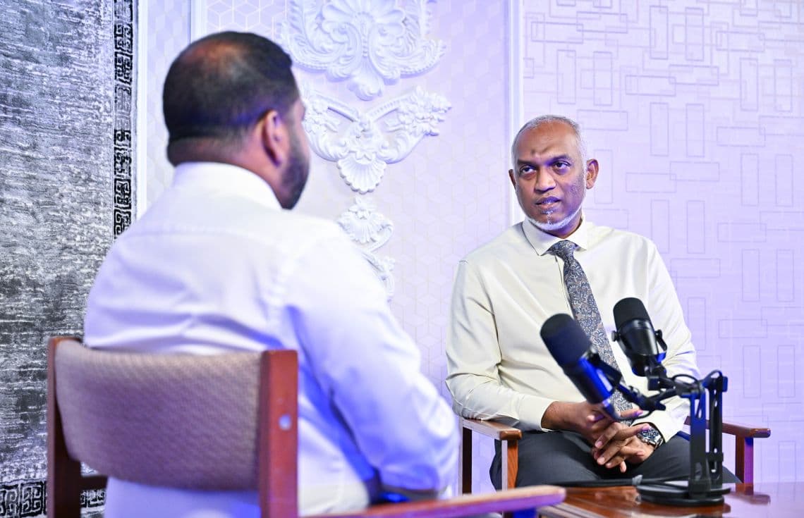 "ދަ ޕްލަސް" ޕޮޑްކާސްޓުގައި ރައީސް ވާހަކަފުޅު ދައްކަވަނީ. / ފޮޓޯ: ރައީސް އޮފީސް