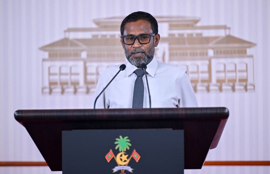 ވޭސްޓް މެނޭޖްމެންޓްގެ ޑިރެކްޓަރު ޖެނެރަލް އަހަމަދު މުރުތަޟާ ނޫސްވެރިންގެ ބައްދަލުވުމުގައި/ ފޮޓޯ: ރައީސް އޮފީސް