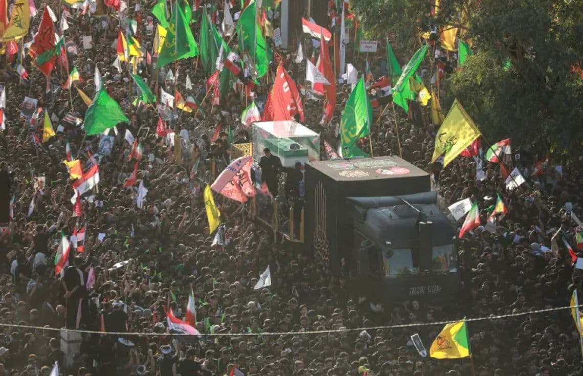 ޚާމަނާއީހެ ޖަނާޒާގެ ތެރެއިން (ފޮޓޯ: އަލްޖަޒީރާ)
