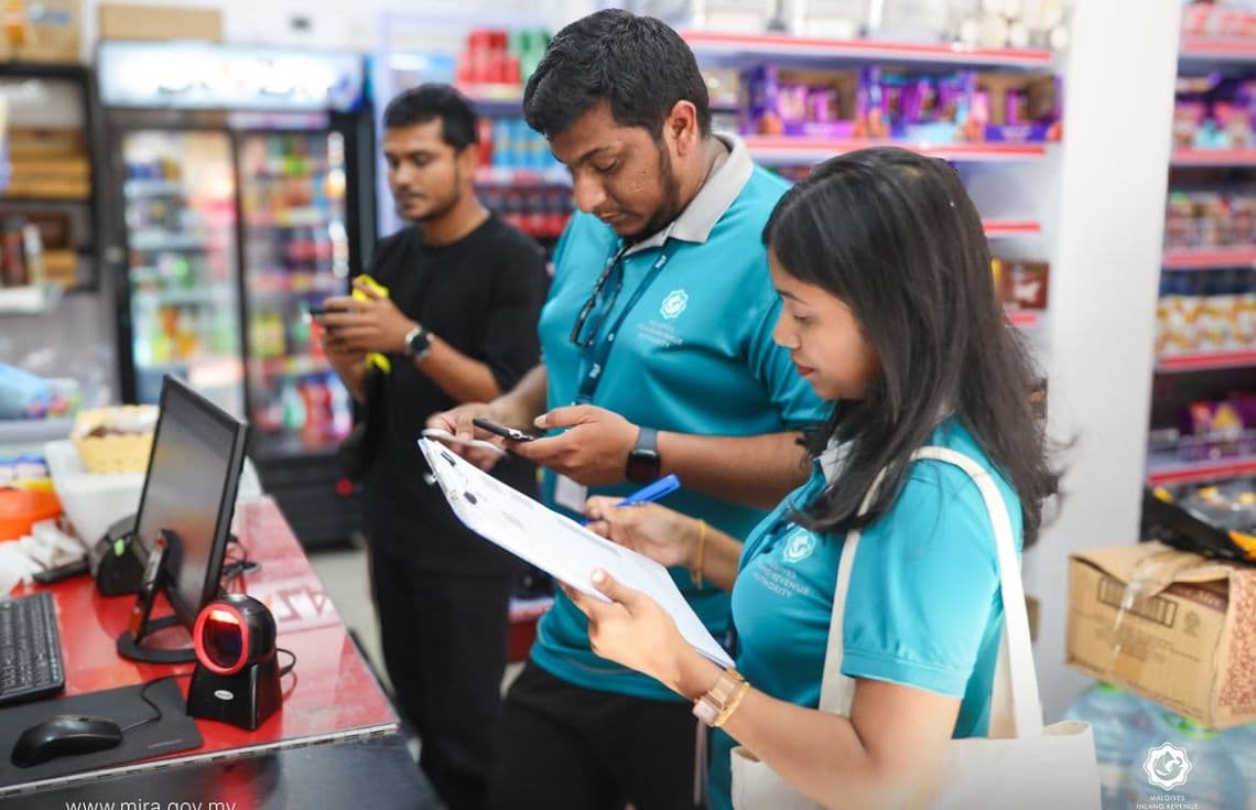 ޓެކްސް އަށް އަހުލުވެރިކުރުވުމުގެ ގޮތުން މީރާގެ މުވައްޒަފުން ފިހާރައެއްގެ ތެރޭގައި. / ފޮޓޯ: މީރާ