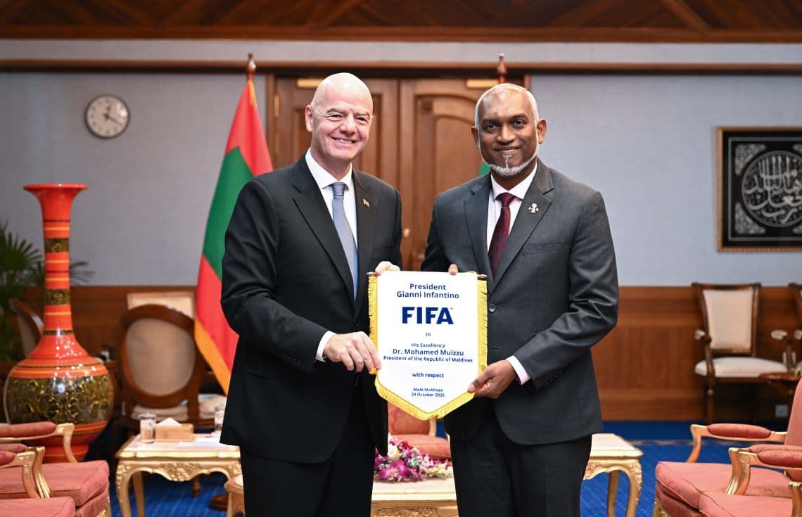 ރައީސް ޑރ. މުޙައްމަދު މުޢިއްޒު، ފީފާގެ ރައީސް އިންފަންޓީނޯ އާއި އެކު: ސަރުކާރުން މަސައްކަތް ކުރަނީ ރާއްޖޭގެ ފުޓުބޯޅަ ކުރިއަރުވައި ޒުވާނުންނަށް ފުރުޞަތުތައް ފަހި ކުރުމަށް.