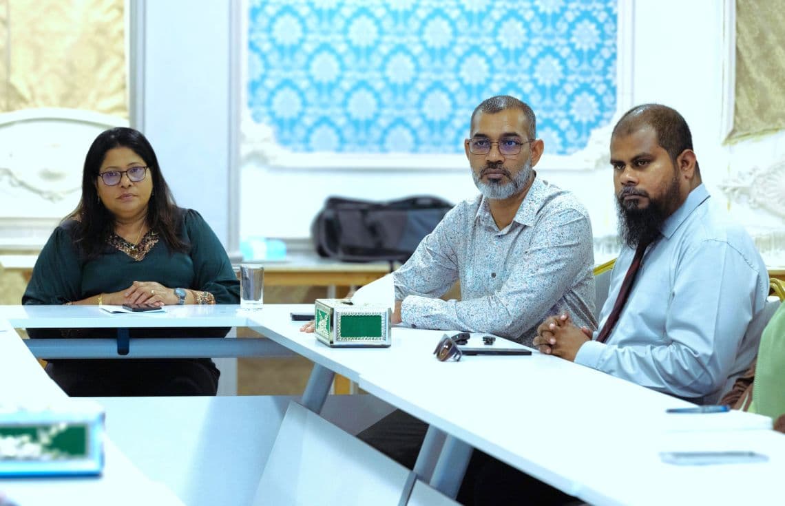 ޒަކާތު ހައުސް، ގްރޫޕް އޮފް ހޮސްޕިޓަލްސް އަދި ހެލްތު މިނިސްޓްރީގެ އިސްވެރިން 6 ޕޭޝަންޓުގެ އާއިލާއާ ބައްދަލުކުރެއްވުން. / ފޮޓޯ: މޯލްޑިވްސް ޒަކާތު ހައުސް