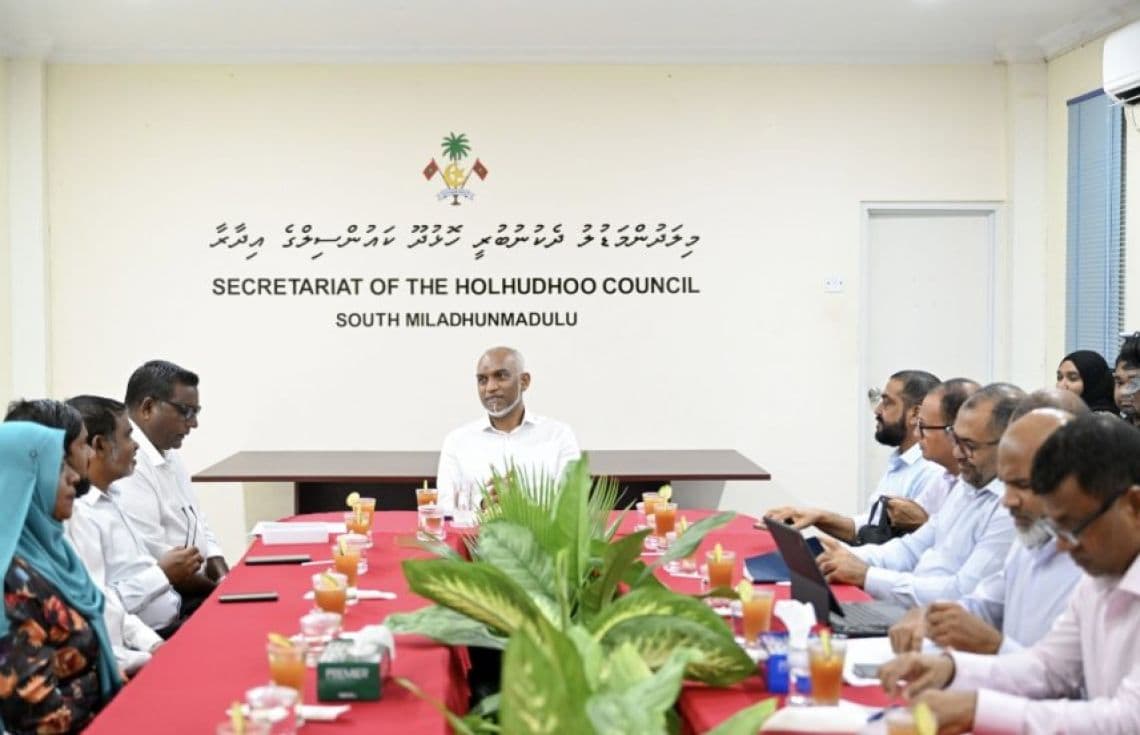 ރައީސުލްޖުމްހޫރިއްޔާ ޑރ. މުޙައްމަދު މުޢިއްޒު ނ. ހޮޅުދޫ ކައުންސިލާ ބައްދަލުކުރެއްވުން. / ފޮޓޯ: ރައީސް އޮފީސް