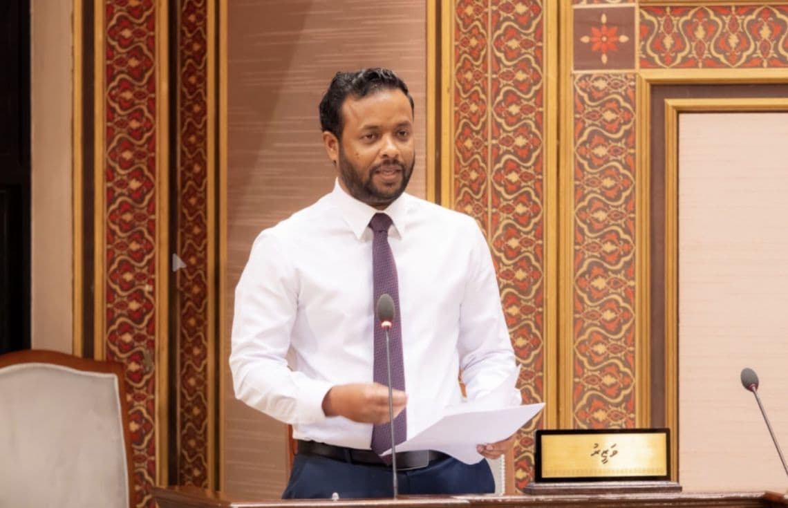 މިނިސްޓާ އޮފް ކޮންސްޓްރަކްޝަން އެންޑް އިންފްރާސްޓްރަކްޗާ ޑރ. އަބްދުﷲ މުއްތަލިބު ރައްޔިތުންގެ މަޖިލީހުގައި ވާހަކަފުޅު ދައްކަވަނީ/ ފޮޓޯ: މަޖިލިސް