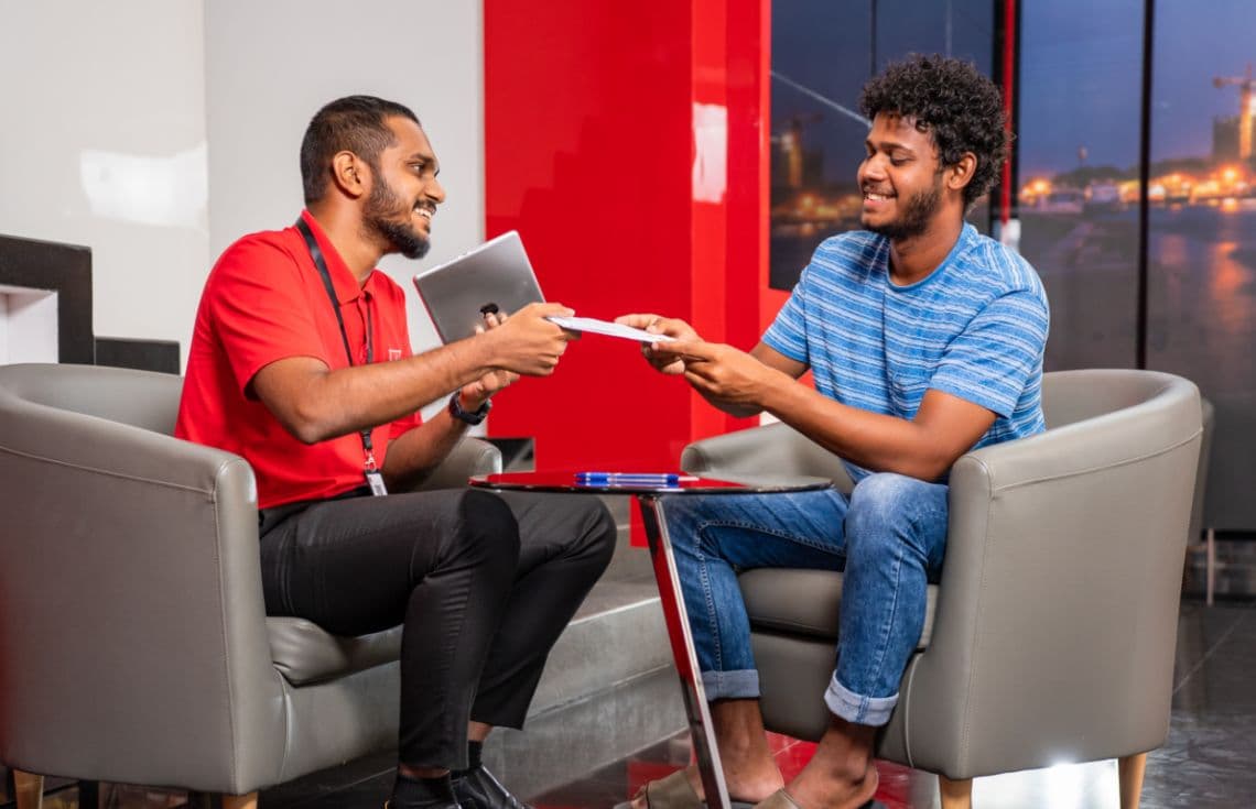 ކަސްޓަމަރަކު ބީއެމްއެލްއިން ހިދުމަތް ހޯދަނީ. / ފޮޓޯ: ބީއެމްއެލް