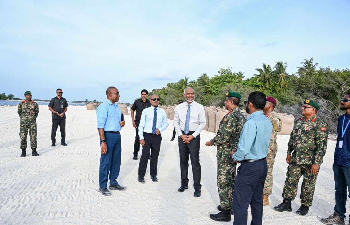 ގިރިފުށީ ބިން ހިއްކުމާއި ބަދަރު ތަރައްގީކުރުމުގެ މަޝްރޫއުގެ މަސައްކަތް ރައީސް ބައްލަވާލުންަ / ފޮޓޯ: ރައީސް އޮފީސް
