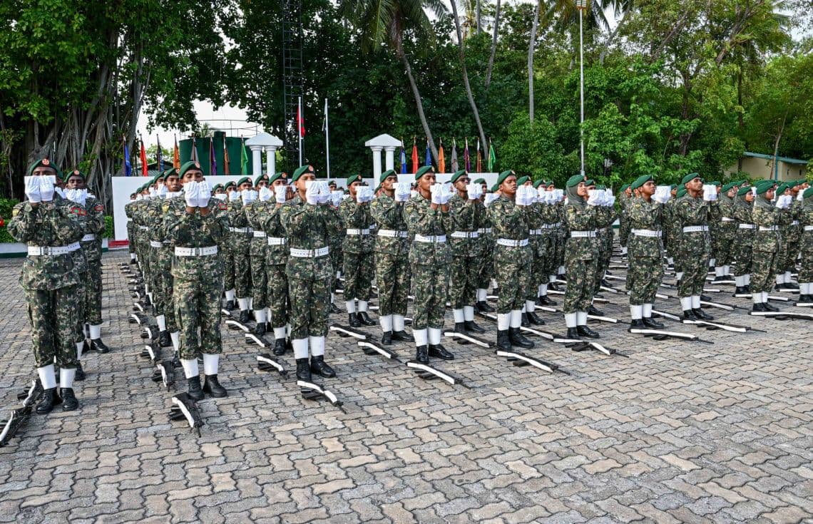 ސިފައިންގެ ދެބެޗެއްގެ އަސާސީ ތަމްރީން ކޯސް ނިންމި 255 ދަރިވަރުން ހުވާކުރުމުގެ ރަސްމީޔާތުގެ ތެރެއިން / ފޮޓޯ:އެމްއެންޑީއެފް