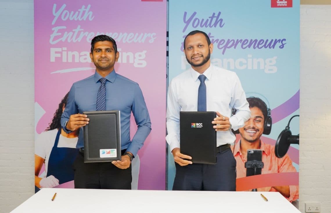 ޒުވާން ވިޔަފާރިވެރިންނަށް އެހީވުމަށް އެސްއެމްއީ ޑިޖިޓަލް އާއި ބީސީސީން އެއްބަސްވުމެއްގައި ސޮއިކުރުމުގެ ރަސްމިއްޔާތު/ ފޮޓޯ: ބީސީސީ