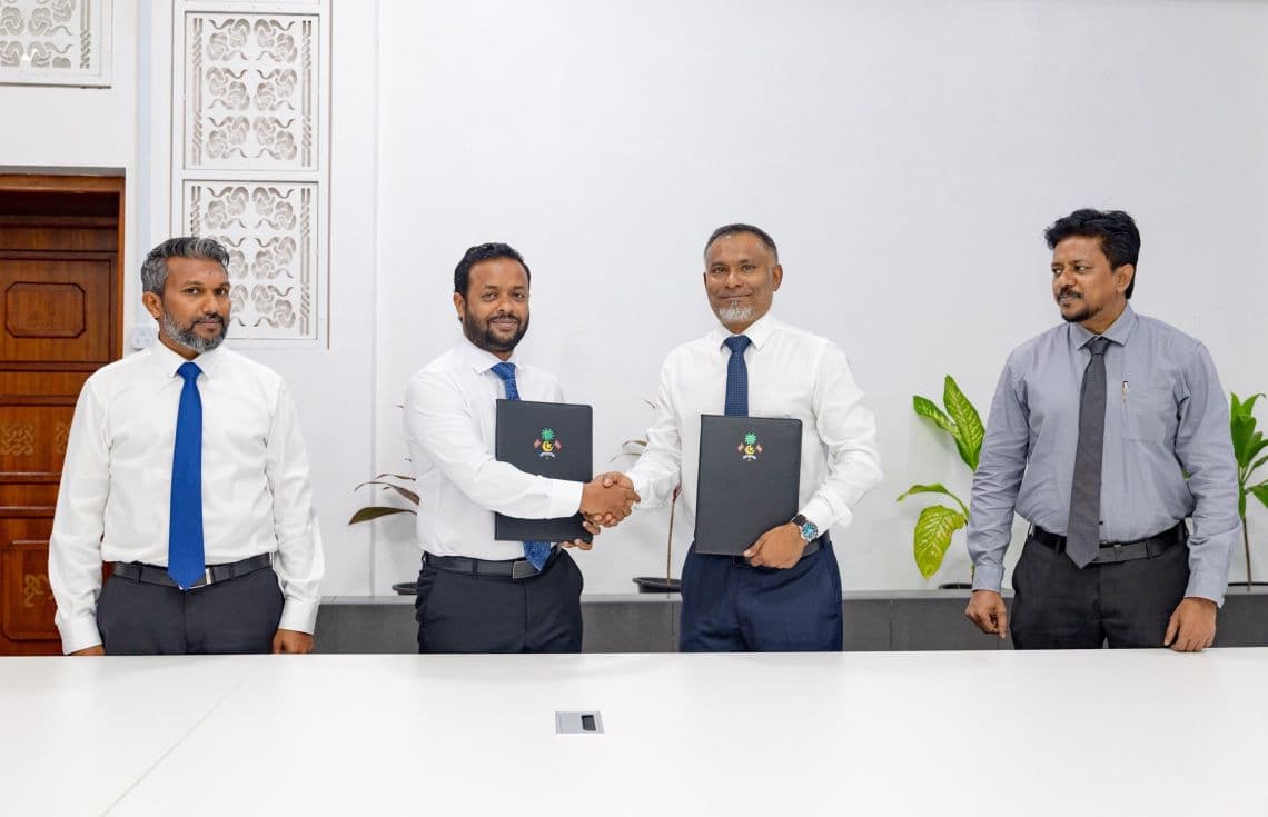 ހައުސިންގ ޔުނިޓު ތަރައްޤީކުރުމަށް އެއްބަސްވުންތަކުގައި ސޮއިކުރުމަށް ބޭއްވި ރަސްމިއްޔާތުގެ ތެރެއިން. / ފޮޓޯ: ހައުސިންގ މިނިސްޓްރީ