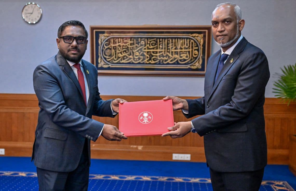އަލްއުސްތާޛު އަމްޖަދު މުސްތަފާ އަށް ރައީސުލްޖުމްހޫރިއްޔާ މަގާމުގެ ފަތްކޮޅު އަރުވަނީ. / ފޮޓޯ: ރައީސް އޮފީސް