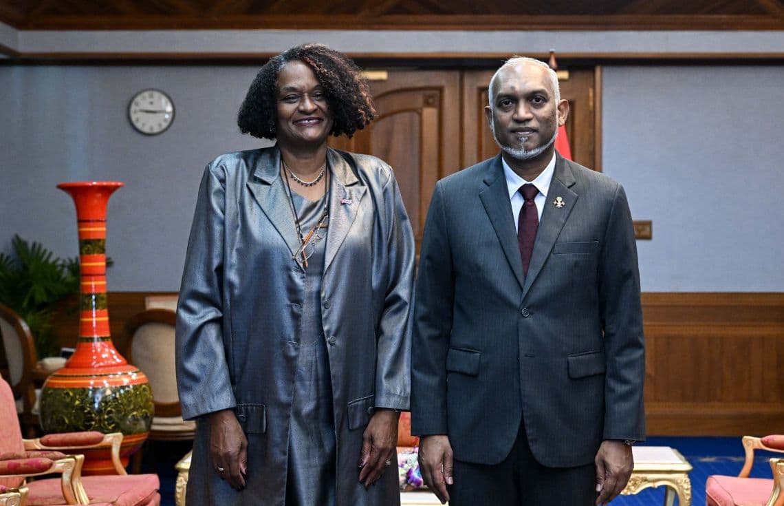ކިއުބާ ސަފީރު ހަރ އެކްސެލެންސީ ޕެޓްރީޝިއާ ލާޒަރާ ޕެގޯ ގުއެރާ، އެކަމަނާގެ ސަފީރުކަމުގެ ފަތްކޮޅު، ރައީސުލްޖުމްހޫރިއްޔާ އަށް އެރުވުން.
