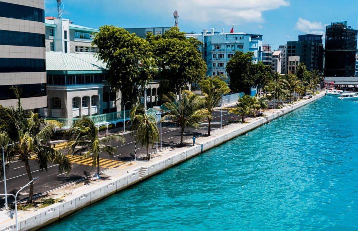 ބޮޑު ތަކުރުފާނު މަގުގެ އަލަށް ތަރައްގީކުރި ސަރަހައްދުގައި ރުއް އިންދާފައި. / ފޮޓޯ: އެމްޓީސީސީ