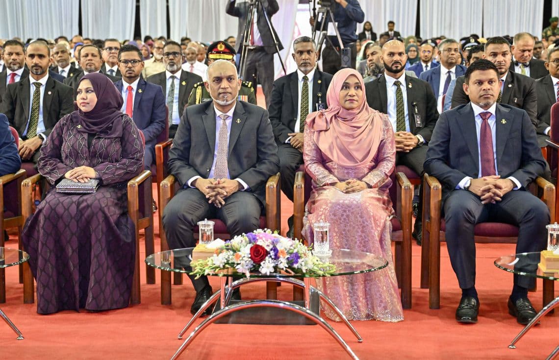 މިނިވަން ދުވަހުގެ ރަސްމީ ޖަލްސާގައި ރައީސްގެ ދެކަނބަލުން ބައިވެރިވެވަޑައިގަންނަވަނީ. / ފޮޓޯ: ރައީސް އޮފީސް