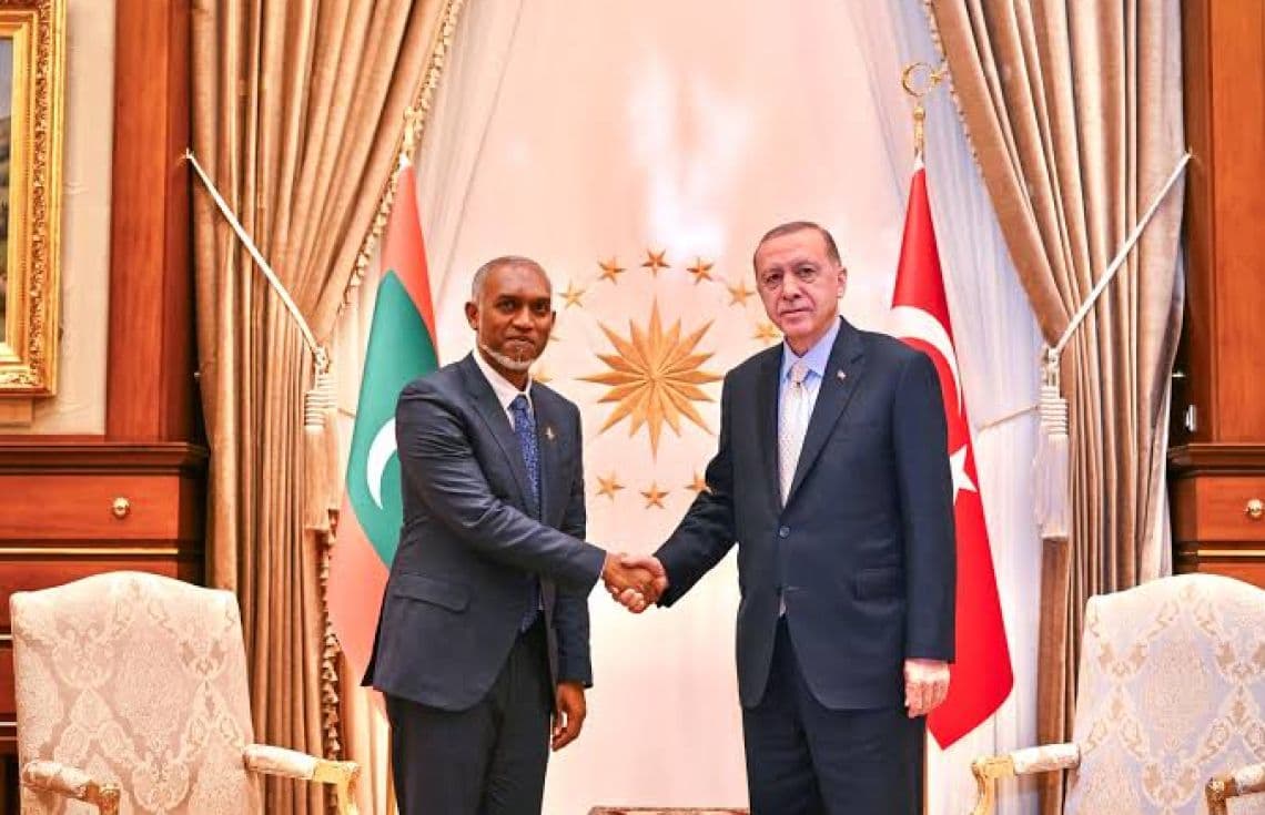 ރައީސް ޑރ. މުޢިއްޒު އެމަނިކުފާނުގެ އެންމެ ގާތް އެކުވެރި އިސްލާމީ އެއް ލީޑަރު ތުރްކިޔޭގެ ރައީސް އެރްދޮޣާން އާއި އެކު.