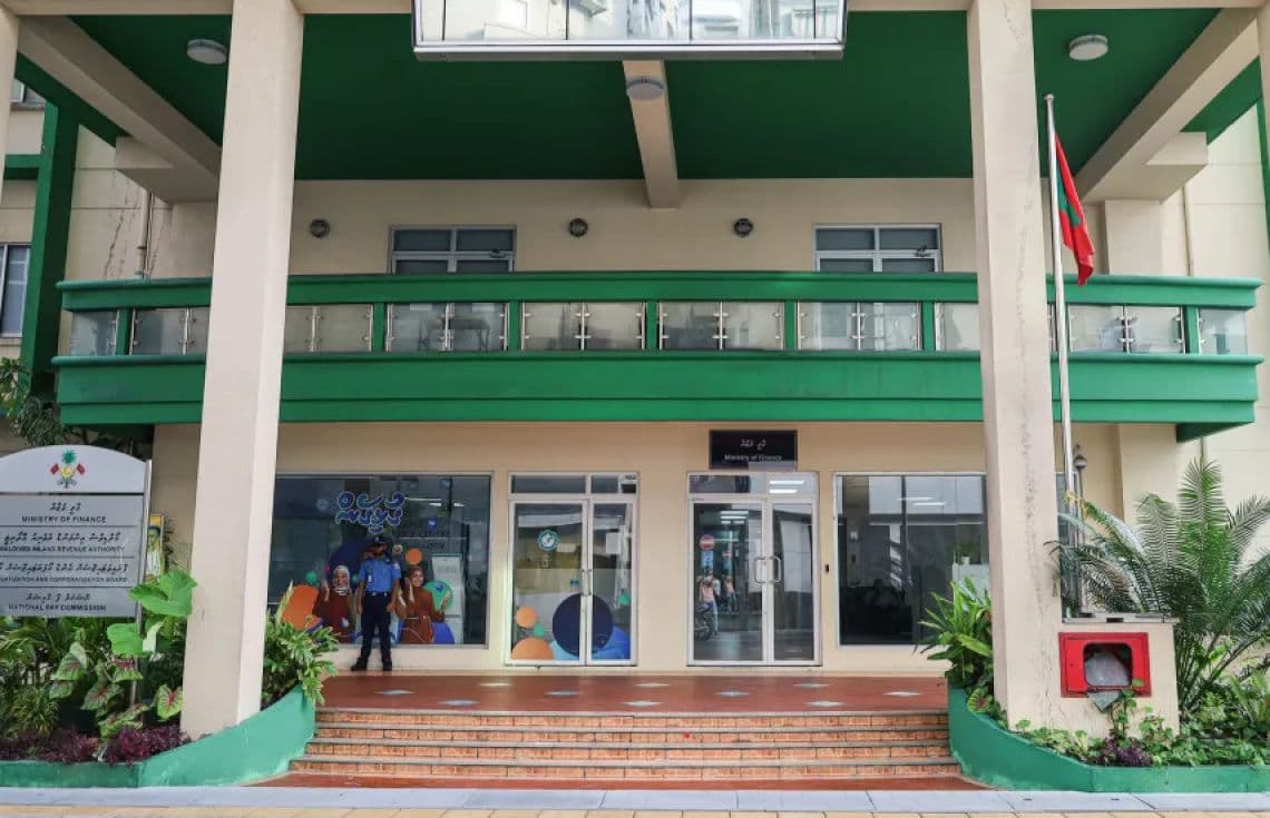 މާލީ ކަންކަމާއި ސަރުކާރުގެ ކުންފުނިތަކާބެހޭ ވުޒާރާ.