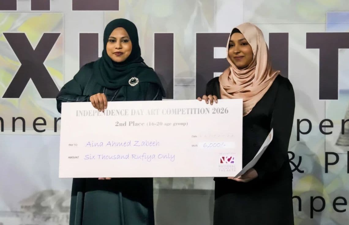 މިނިވަންދުވަހުގެ މުނާސަބަތުގައި ބޭއްވި ކުރެހުމުގެ މުބާރާތުން ވަނަ ލިބުނު ފަރާތަށް އިނާމް ހަވާލުކުރުން.