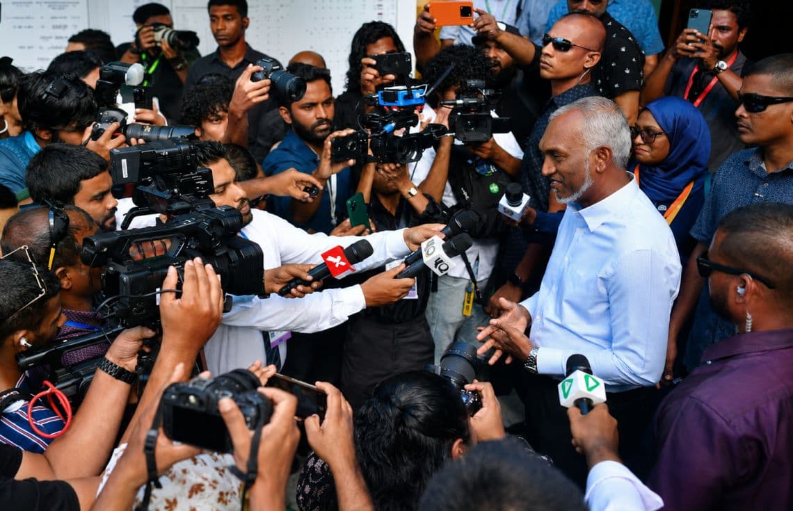 ރައީސް ޑރ. މުޢިއްޒު ނޫސްވެރިންނާއި އެކު.