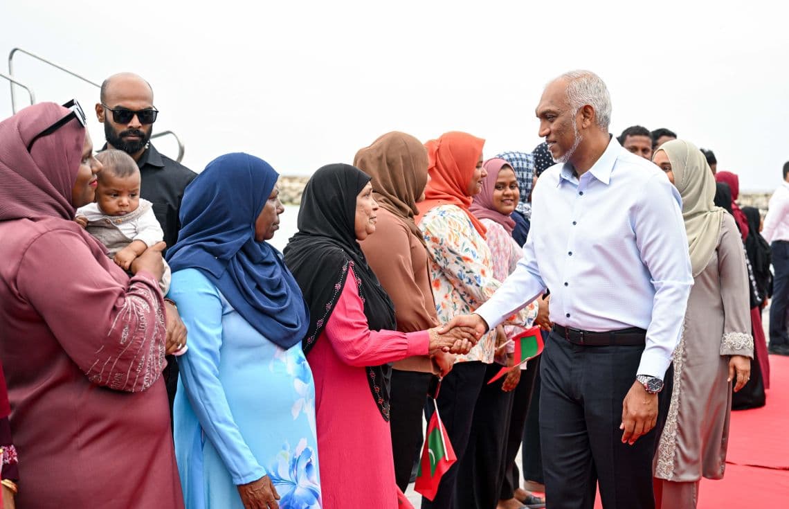 ރައީސުލްޖުމްހޫރިއްޔާގެ ދެކަނބަލުންނަށް އުކުޅަހު ރައްޔިތުން ހޫނު މަރުހަބާއެއް ދަންނަވަނީ. / ފޮޓޯ: ރައީސް އޮފީސް