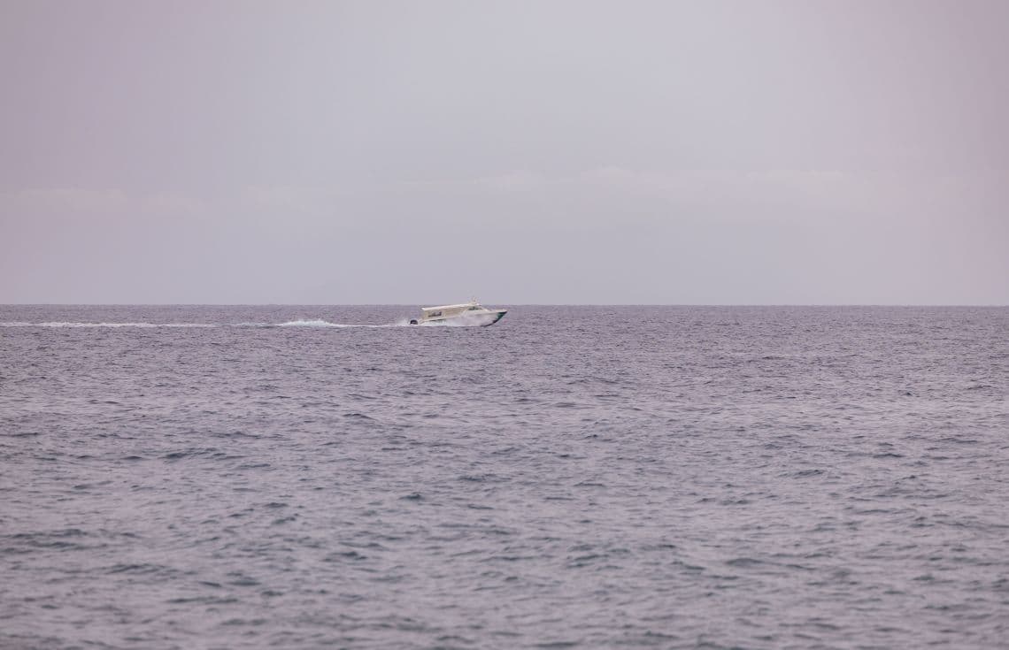 ކަނޑުމަތީގައި ލޯންޗެއް ދަތުރުކުރަނީ. / ފޮޓޯ: ޚުލާސާ
