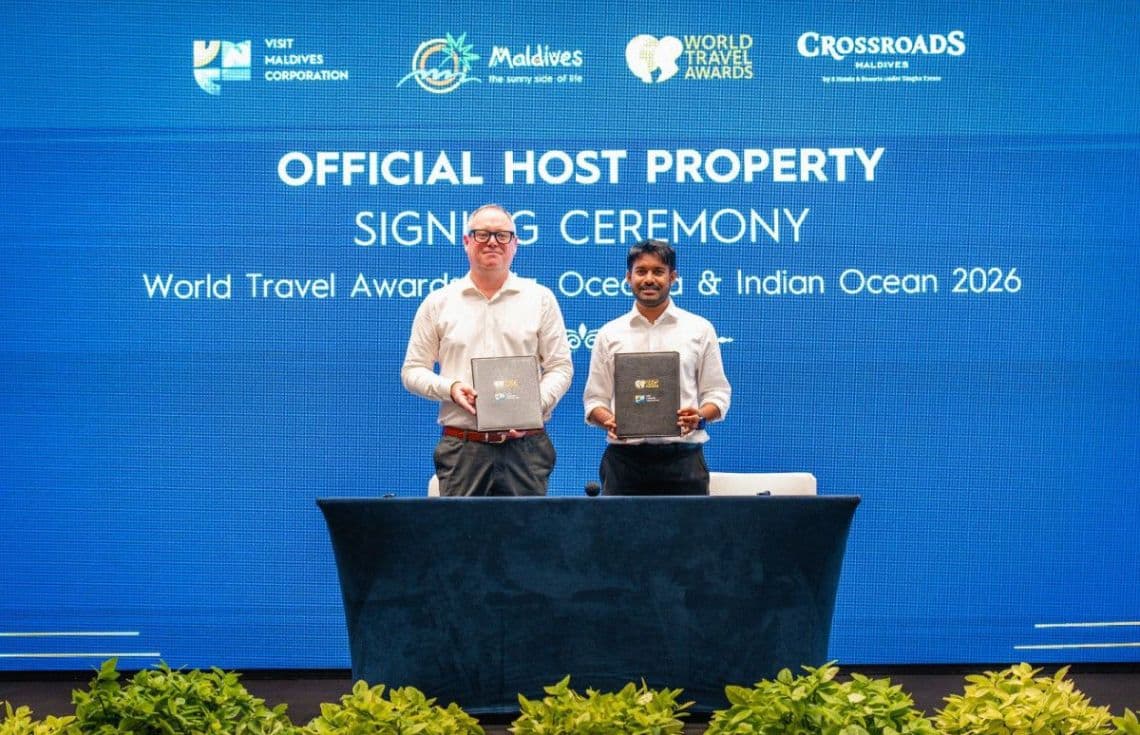ވިޒިޓް މޯލްޑިވްސް ކޯޕަރޭޝަނާއި ކްރޮސްރޯޑްސް މޯލްޑިވްސް އިން ވޯލްޑް ޓްރެވަލް އެވޯޑްސް 2026 ހޯސްޓްކުރުމުގެ އެއްބަސްވުމުގައި ސޮއިކުރުން.