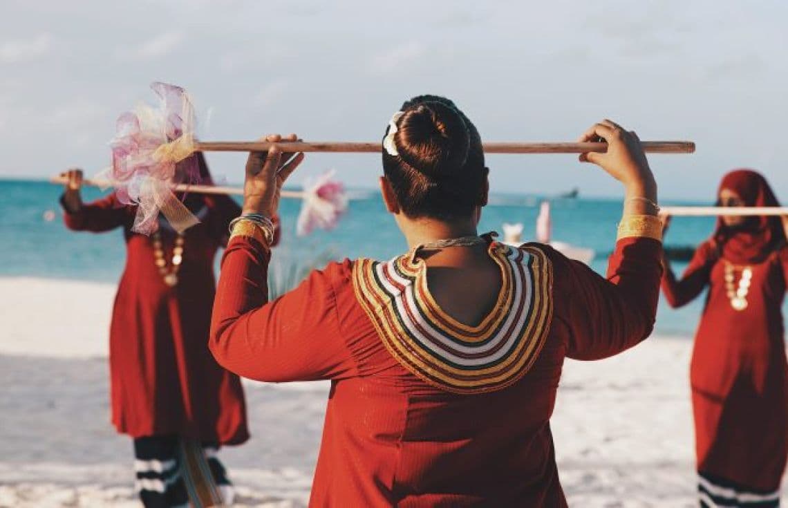 ޒުވާން އަންހެންކުދިންތަކެއް ސަގާފީ ނެށުމެއްގައި. ރައްޖޭގައި ދަރިން ވިހާ ނިސްބަތް ވަރަށް ބޮޑަށް ދަށަށް ގޮސްފި.