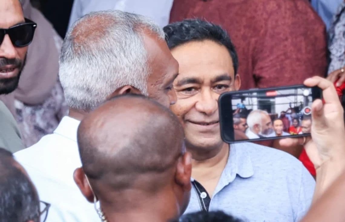 އެމްއެމްޕީއާރުސީގެ ޚިޔާނާތުގެ މައްސަލައިގައި ޖަލަށްލެވުނު ކުރީގެ ރައީސް ޢަބްދުﷲ ޔާމީން ޢަބްދުލްޤައްޔޫމް ގެއަށް ބަދަލުކުރިއިރު، ރައީސް މުޢިއްޒު އެމަނިކުފާނުގެ އަރިހުގައި.