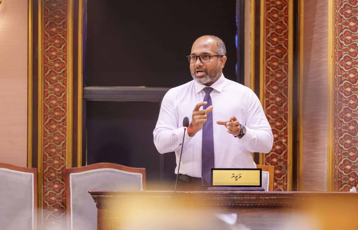 ހޯމް މިނިސްޓަރު އަލީ އިހުސާނ، ރައްޔިތުންގެ މަޖިލީހުގެ މެންބަރުންގެ ސުވާލުތަކަށް ޖަވާބުދެއްވަނީ.