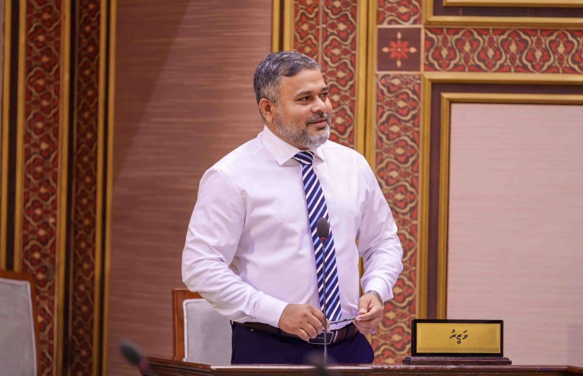 މިނިސްޓަރު އަހްމަދު ޝިޔާމް މަޖިލީހުގައި ވާހަކަފުޅުދައްކަވަނީ. / ފޮޓޯ: ރައްޔިތުންގެ މަޖިލިސް