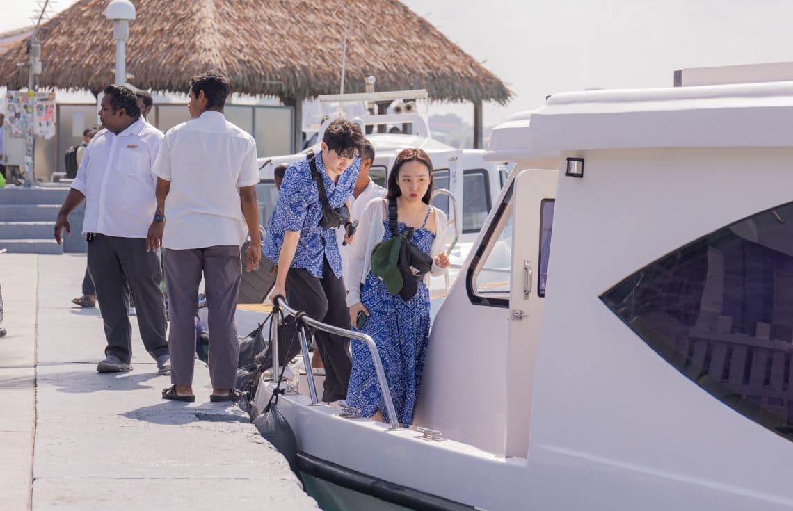 ރާއްޖެ އައި ޓޫރިސްޓުންތަކެއް ލޯންޗަށް އަރަނީ. / ފޮޓޯ: ޚުލާސާ