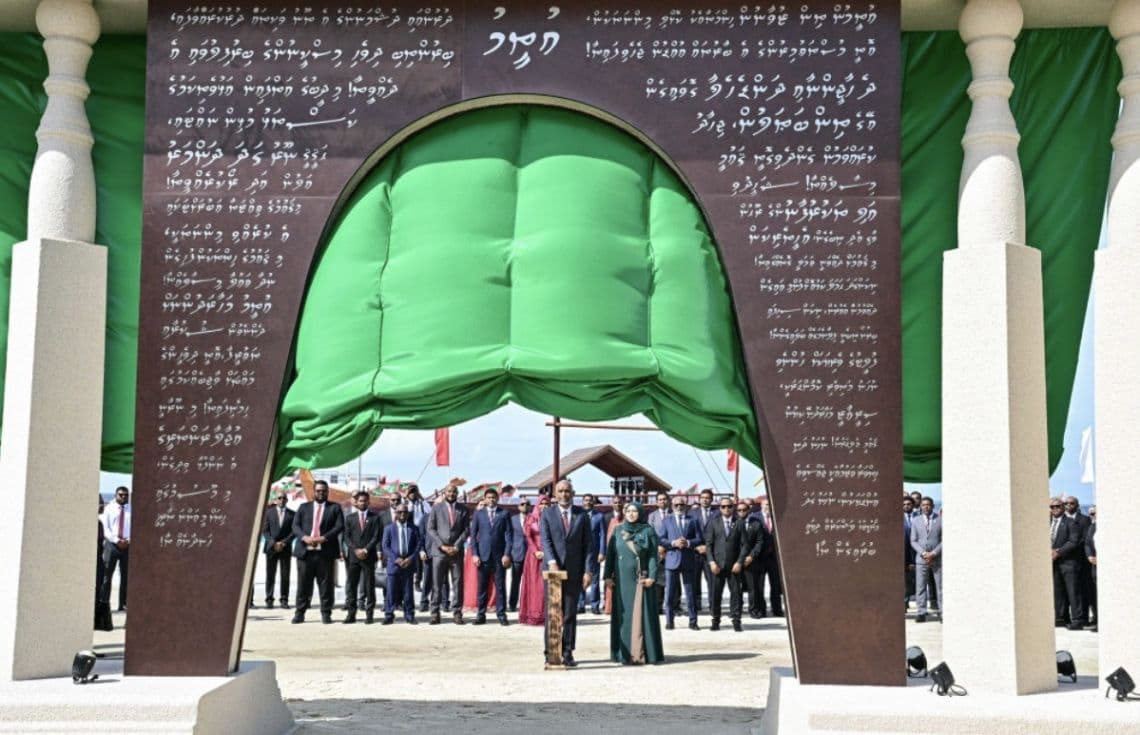 ރައީސް ޑރ.މުޢިއްޒު ބޮޑުތަކުރުފާނުގެ ހަނދާނީ ދޮރާށި ހުޅުއްވައިދެއްވަނީ.