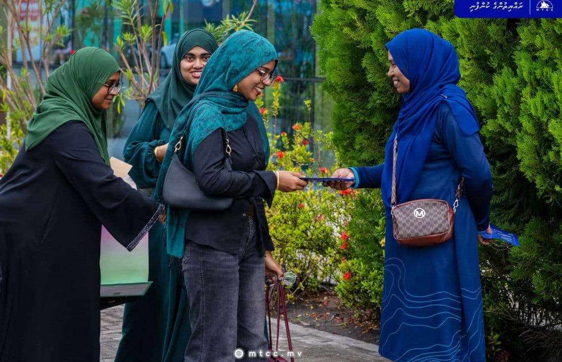 ޓެކްސީ އެޕަށް މީހުން އަހުލުވެރިކުރުވުމުގެ ސެޝަނުގެ ތެރެއިން. / ފޮޓޯ: އެމްޓީސީސީ