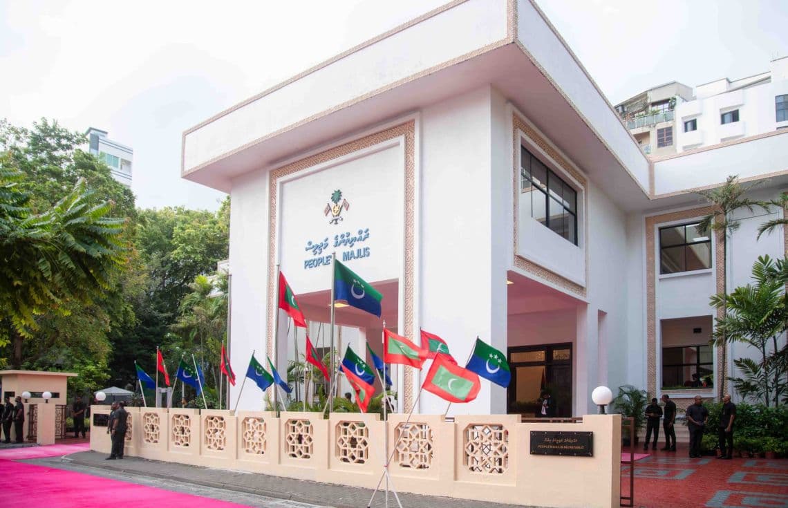 ރައްޔިތުންގެ މަޖިލިސްކުރާ ގެ: ބޮޑެތި ޚަރަދުތަކެއް ހިނގާ މިފަދަ ޕްރީމިއަމް އިންޝޫރެންސް ސްކީމްތަކަކީ ކުރީގެ ސަރުކާރުން ފެށި ބޭކާރު ޚަރަދެއްކަން ސާފުކޮށް އެނގެން އެބަ އޮތް.