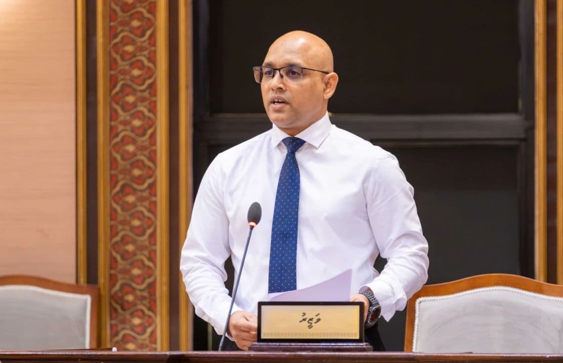 މާލީ ކަންކަމާއި ސަރުކާރުގެ ކުންފުނިތަކާ ބެހޭ ވަޒީރު ހަސަން ޒަރީރު. ފޮޓޯ؛ ރައްޔިތުންގެ މަޖިލިސް.